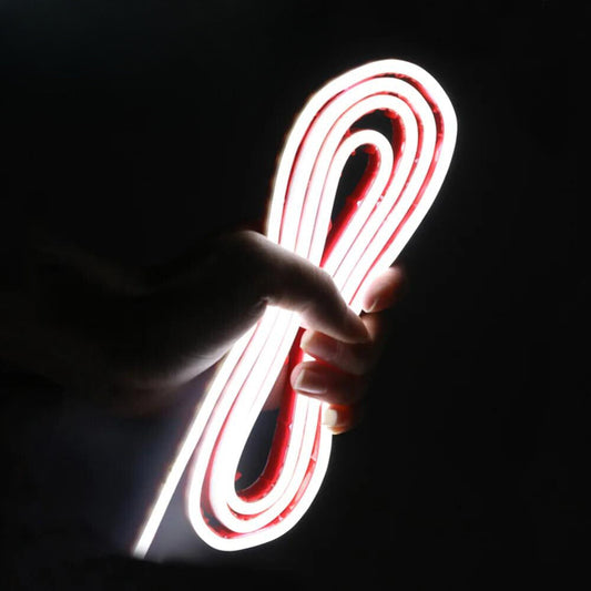 Podświetlany pas z przodu samochodu