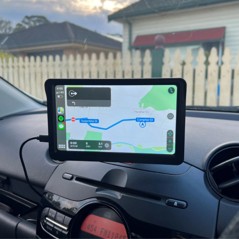 Autós multimédiás rendszer - HD képernyő és vezeték nélküli CarPlay