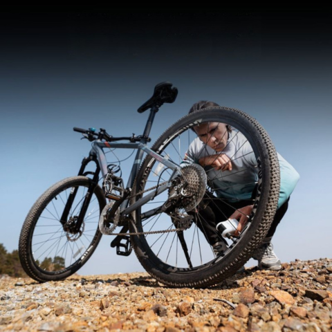 ポータブル電動自転車ポンプ — 強力でコンパクト 